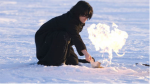 Un niño enciende metano enterrado en el permafrost